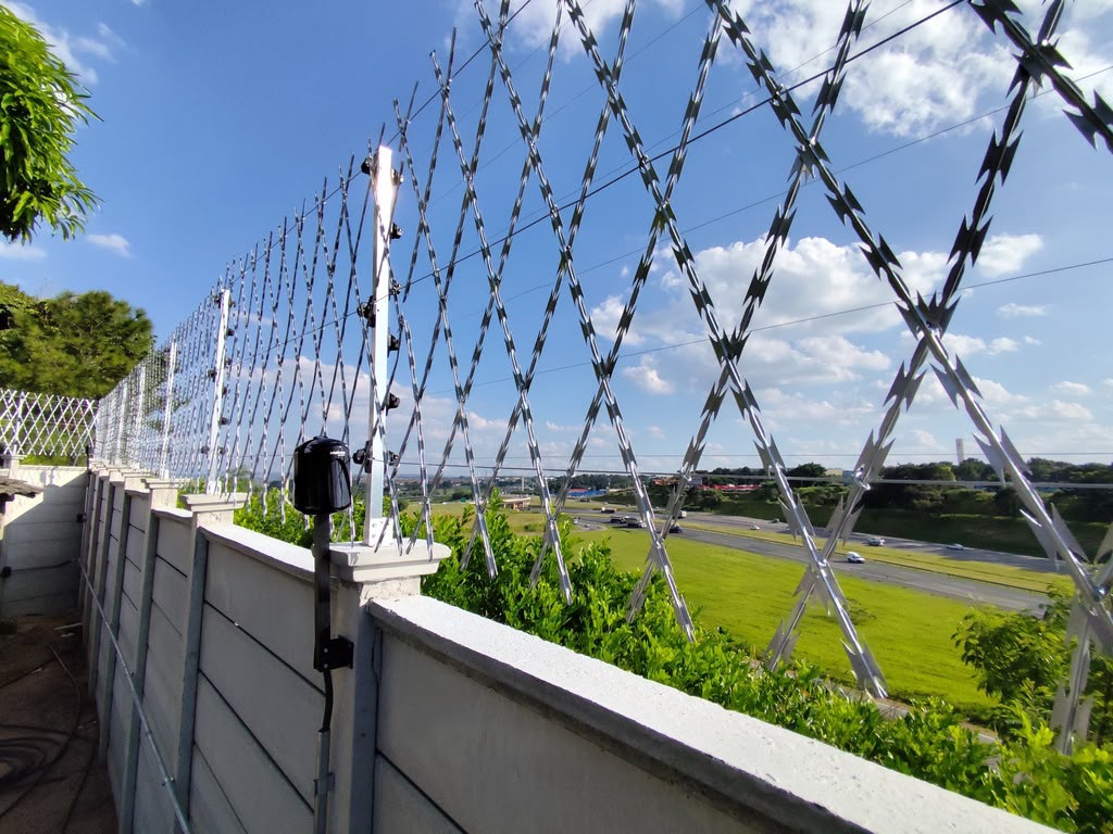 Rede laminada instalada sobre muro